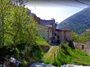 Logement avec parking et terrasse devant la maison, très jolie vue